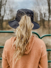 Load image into Gallery viewer, Mesh Bucket Hat with Pony Opening BK773
